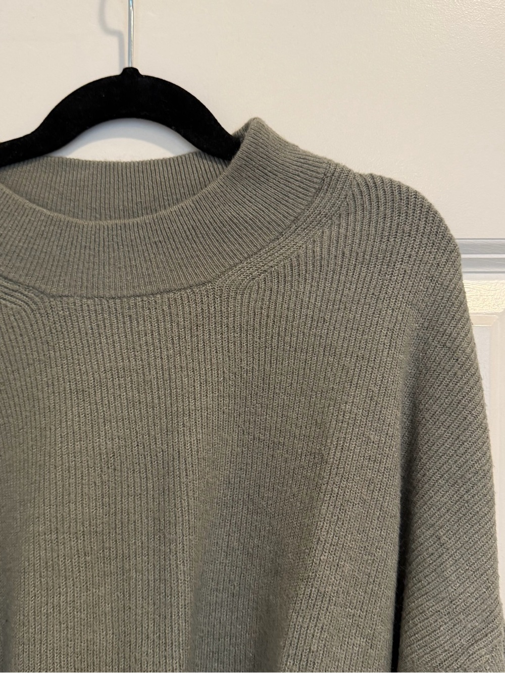 SIZE M | Olive Green Knit Sweater - Picture 3 of 3